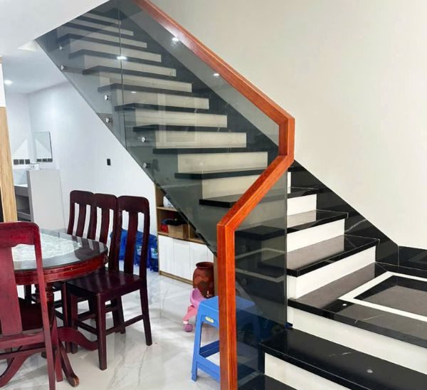 Cầu thang kính mẫu 4 THỢ GIỎI giá rẻ tại Đà Nẵng