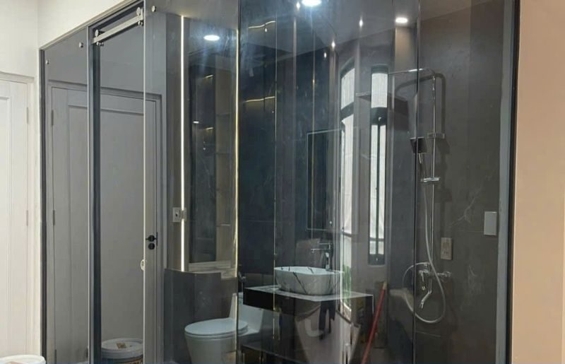 Vách kính phòng tắm hiện đại mới nhất 2026