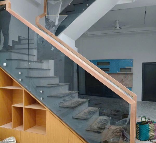 Lắp đặt cầu thang kính đẹp cho nhà cấp 4 tại Đà Nẵng