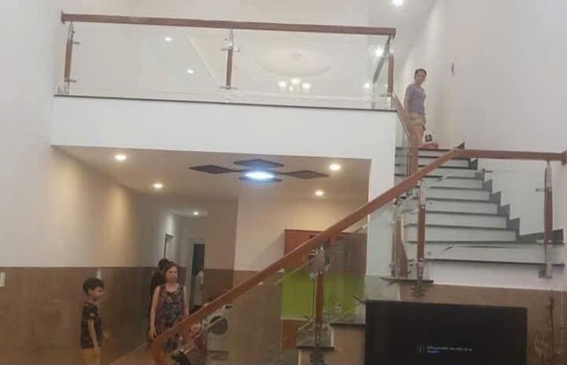 Lắp đặt cầu thang kính tay vịn gỗ cho nhà biệt thự GIÁ RẺ