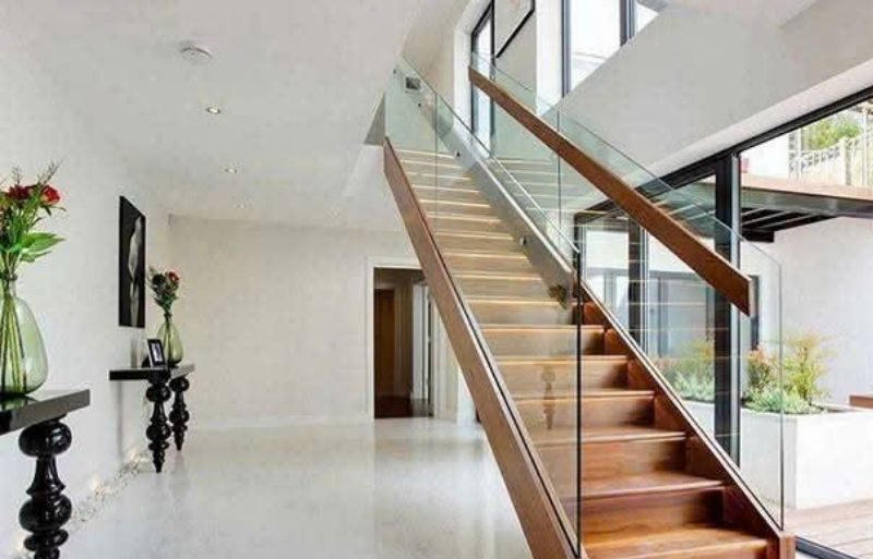 Lắp đặt cầu thang kính tay vịn gỗ cho nhà biệt thự GIÁ RẺ