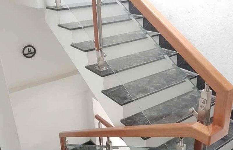 Lắp đặt cầu thang kính tay vịn gỗ cho nhà biệt thự GIÁ RẺ