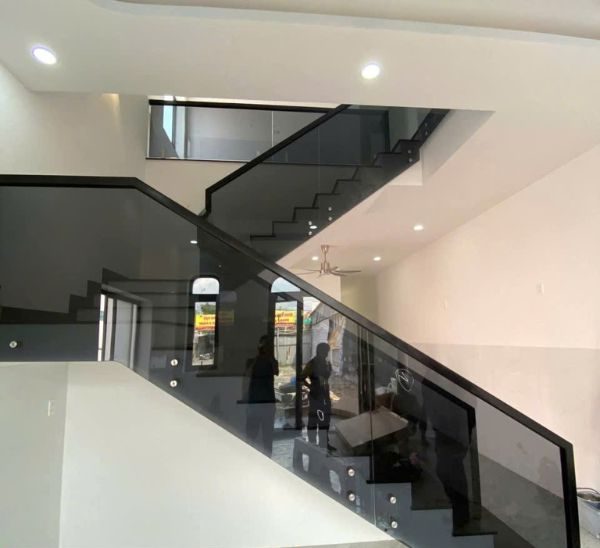Cầu thang kính cường lực cao cấp GIÁ RẺ tại Đà Nẵng