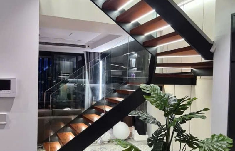 Cầu thang kính cường lực cao cấp GIÁ RẺ tại Đà Nẵng