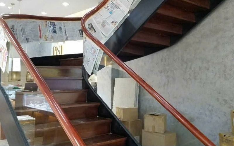 Lắp đặt cầu thang kính tay vịn gỗ cho nhà biệt thự GIÁ RẺ