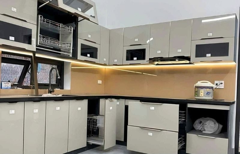 Tủ bếp nhôm hợp kim cánh kính hiện đại