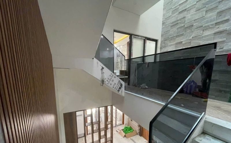 Cầu thang kính mẫu 1 tối giản & hiện đại tại Đà Nẵng