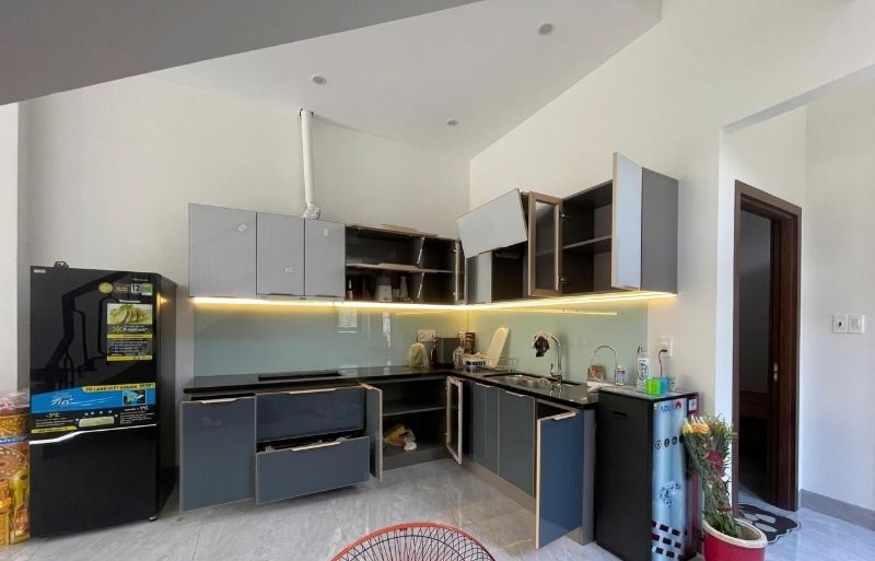 Tủ bếp nhôm hợp kim cánh kính hiện đại
