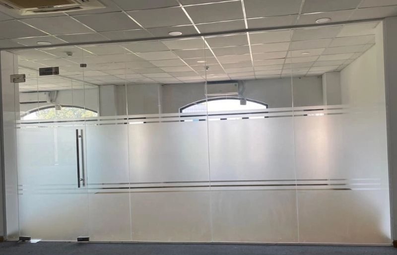 Vách kính cường lực văn phòng