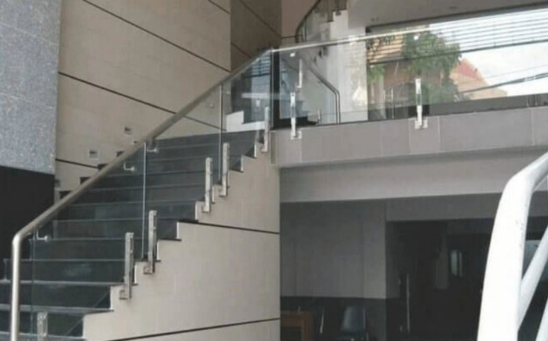 Lắp đặt lan can kính cường lực đẹp cho hành lang văn phòng