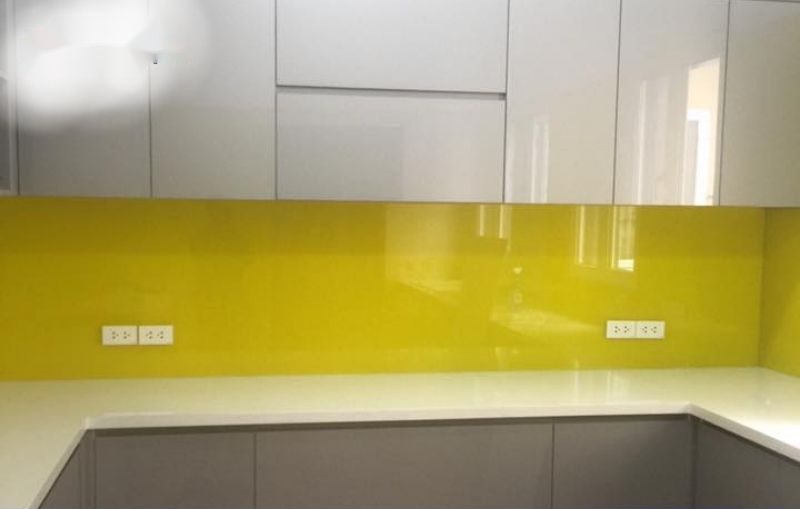 Kính ốp bếp màu vàng