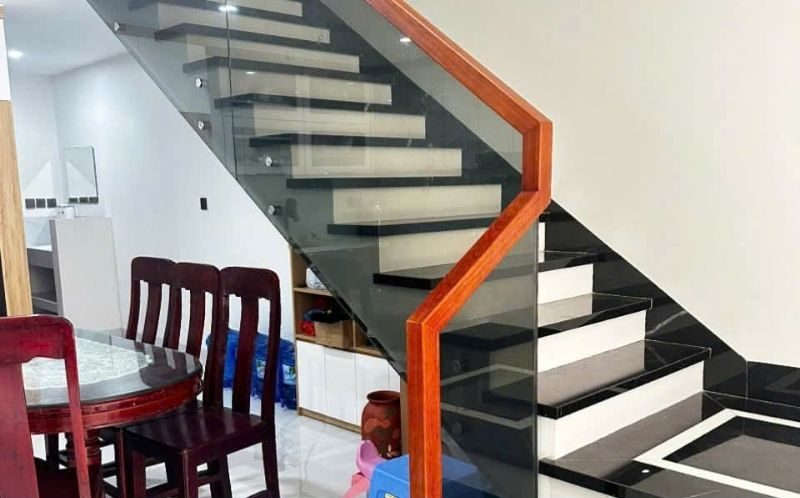 Lắp đặt cầu thang kính đẹp cho nhà cấp 4 tại Đà Nẵng