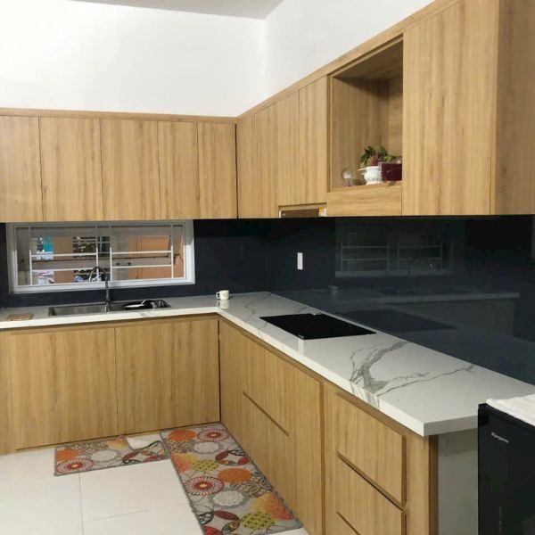 Kính ốp bếp màu đen