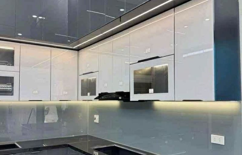 Tủ bếp inox cánh kính cường lực bảo hành lâu dài