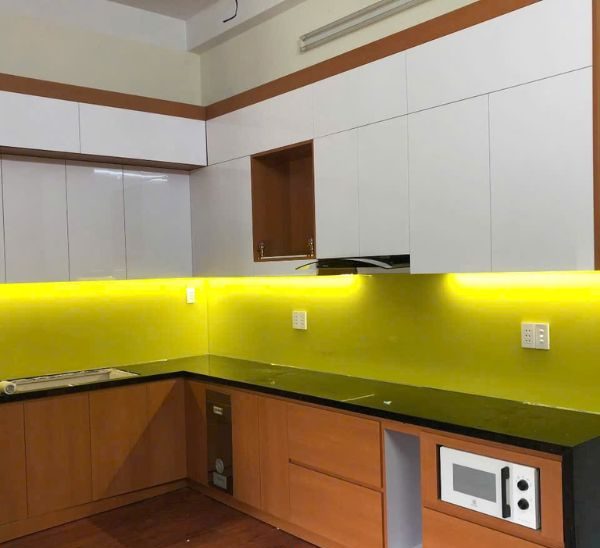 Kính ốp bếp màu vàng