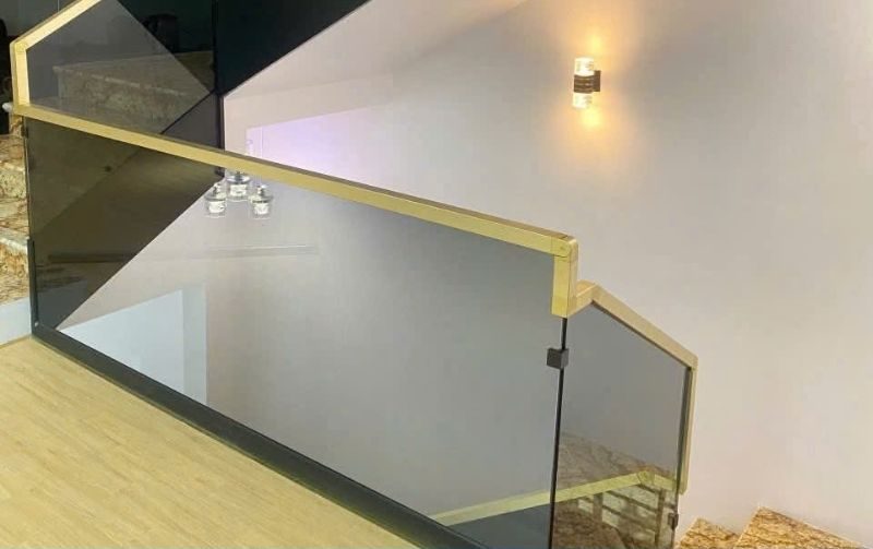 Cầu thang kính mẫu 1 tối giản & hiện đại tại Đà Nẵng