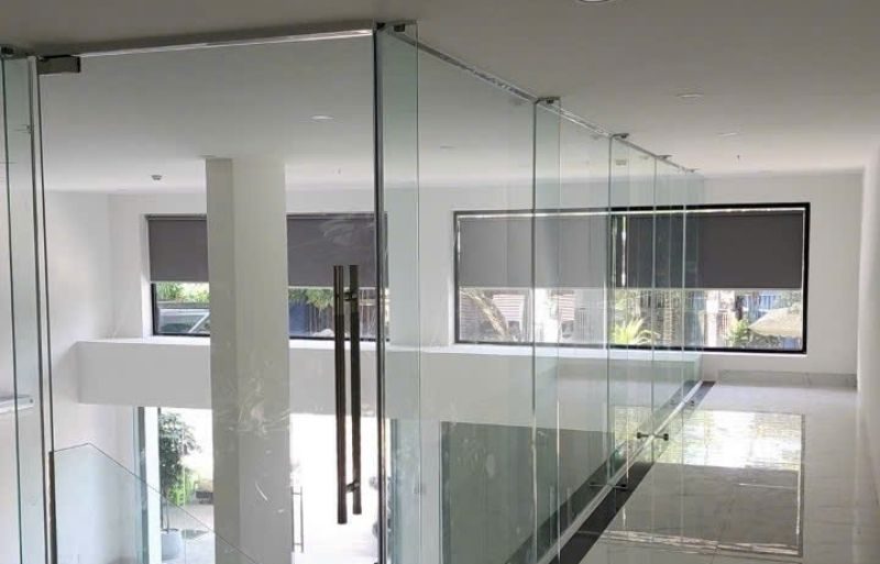 Vách kính cường lực 10ly (10mm) trắng báo giá TỐT nhất