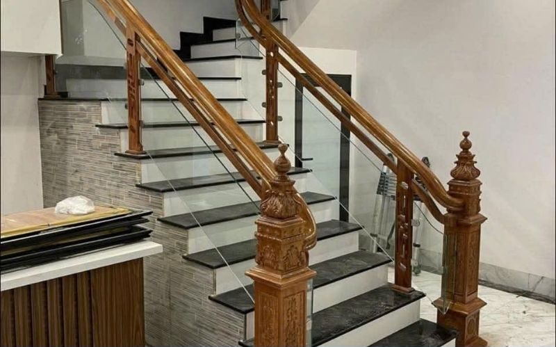 Lắp đặt cầu thang kính tay vịn gỗ cho nhà biệt thự GIÁ RẺ