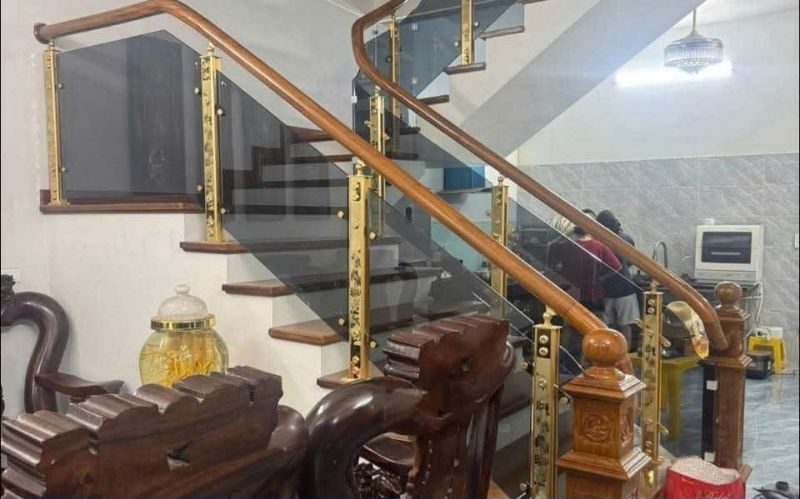Lắp đặt cầu thang kính tay vịn gỗ cho nhà biệt thự GIÁ RẺ