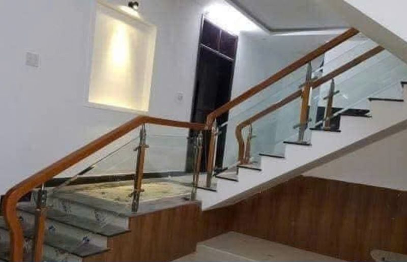 Cầu thang kính lắp đặt nhanh chóng có mặt trong 30P