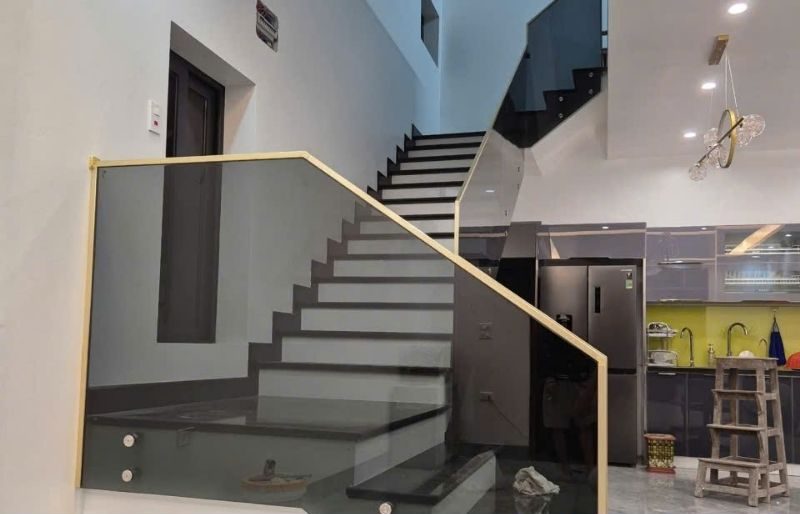 Lắp đặt cầu thang kính đẹp cho nhà cấp 4 tại Đà Nẵng