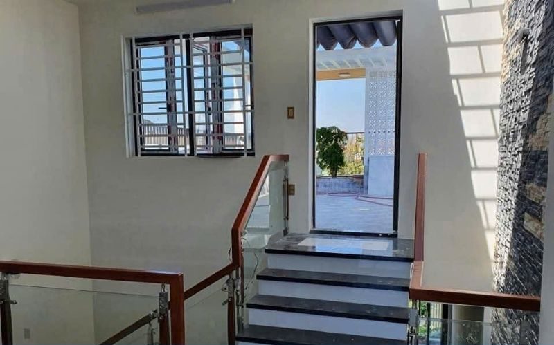 Lắp đặt cầu thang kính tay vịn gỗ cho nhà biệt thự GIÁ RẺ