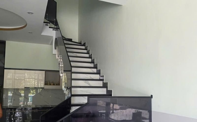 Cầu thang kính mẫu 1 tối giản & hiện đại tại Đà Nẵng