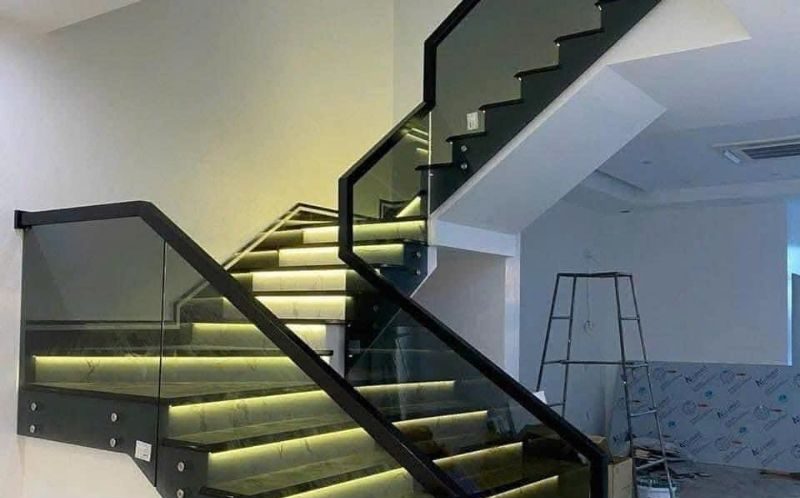 Cầu thang kính cường lực cao cấp GIÁ RẺ tại Đà Nẵng
