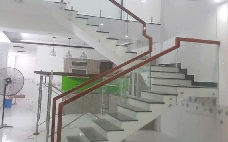 Lắp đặt cầu thang kính đẹp cho nhà cấp 4 tại Đà Nẵng
