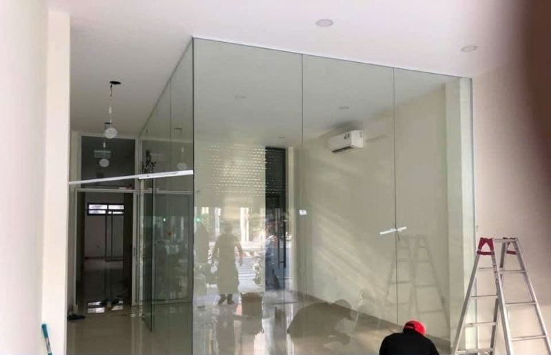 Vách kính cường lực 10ly (10mm) trắng báo giá TỐT nhất