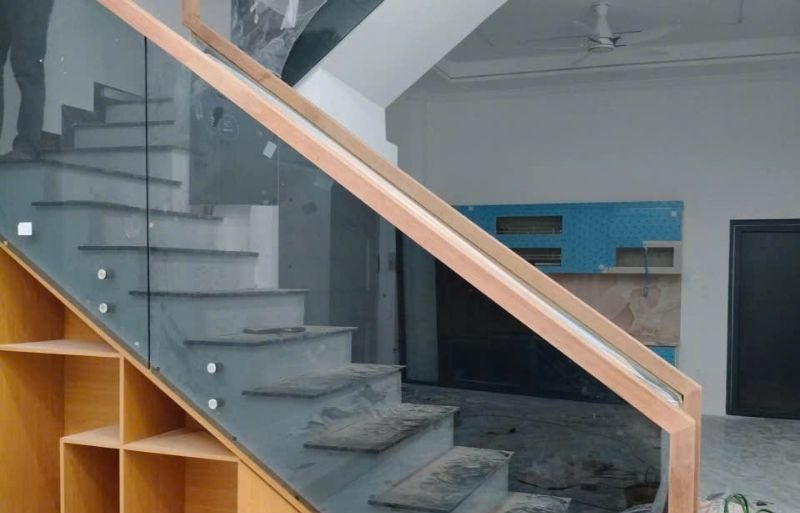 Lắp đặt cầu thang kính cường lực cao cấp tại Đà Nẵng