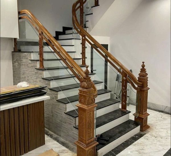 Lắp đặt cầu thang kính tay vịn gỗ cho nhà biệt thự GIÁ RẺ