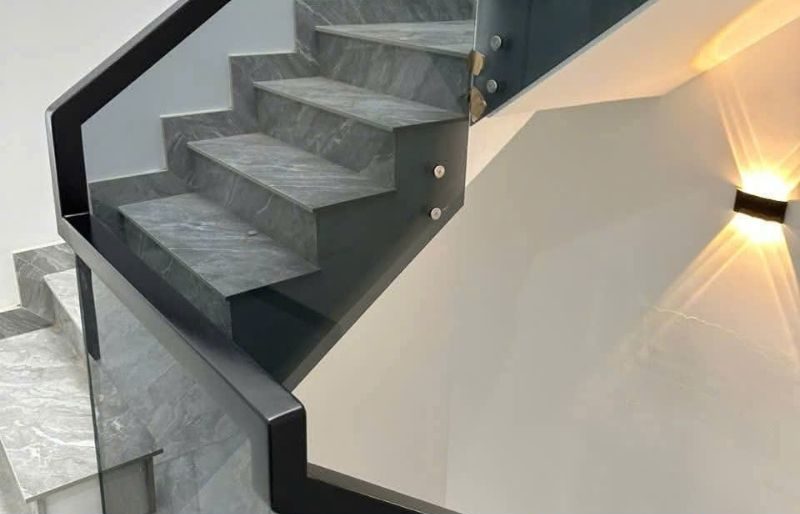 Cầu thang kính lắp đặt nhanh chóng có mặt trong 30P