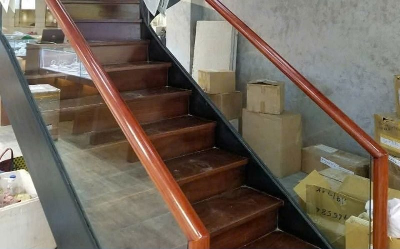 Cầu thang kính mẫu 1 tối giản & hiện đại tại Đà Nẵng