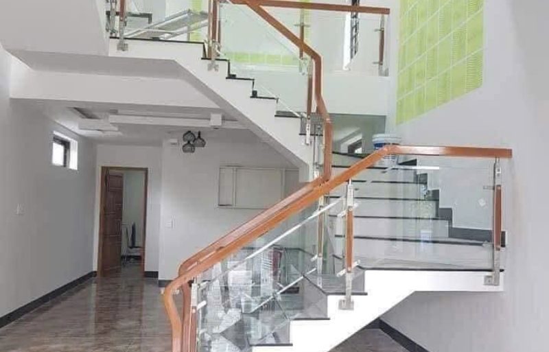 Lắp đặt cầu thang kính đẹp cho nhà cấp 4 tại Đà Nẵng