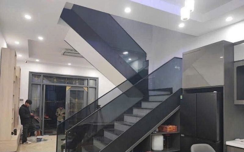 Cầu thang kính lắp đặt nhanh chóng có mặt trong 30P