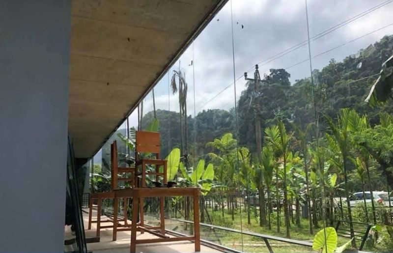 Vách kính cường lực 10ly (10mm) trắng báo giá TỐT nhất
