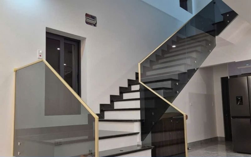 Lắp đặt cầu thang kính đẹp cho nhà cấp 4 tại Đà Nẵng
