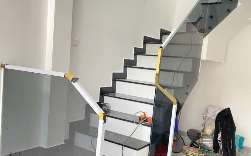 Lắp đặt cầu thang kính đẹp cho nhà cấp 4 tại Đà Nẵng