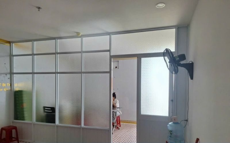 Lắp đặt vách kính cường lực tại nhà GIÁ RẺ ở Đà Nẵng