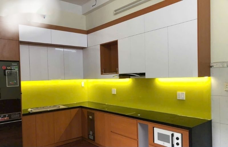 Kính ốp bếp màu vàng