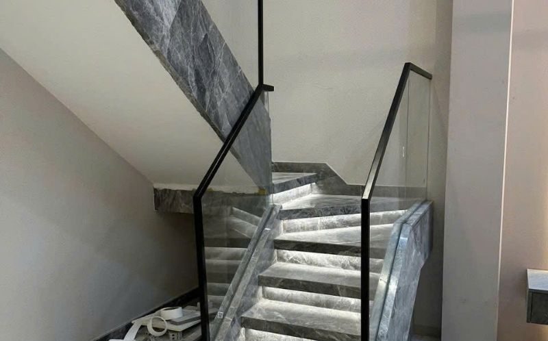 Cầu thang kính mẫu 3 GIÁ RẺ & THỢ GIỎI tại Đà Nẵng