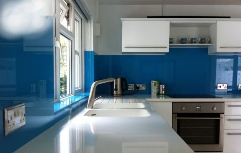 Các kính ốp bếp màu xanh biển đẹp nhất