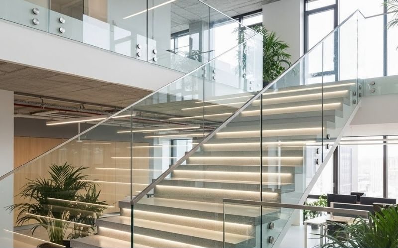 Lắp đặt lan can kính cường lực đẹp cho hành lang văn phòng