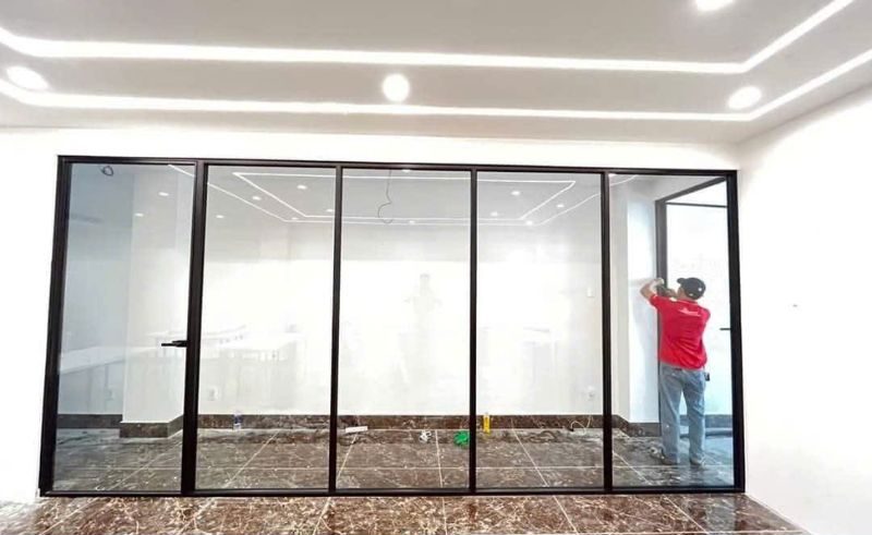 Vách ngăn phòng hệ slim có cửa mở quay CAO CẤP tại Đà Nẵng