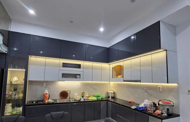 Tủ bếp nhôm hợp kim cánh kính hiện đại