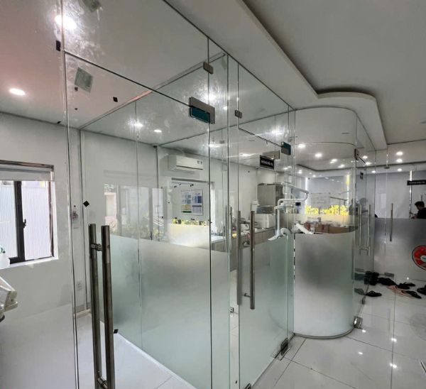 Vách kính cường lực 10ly (10mm) trắng báo giá TỐT nhất