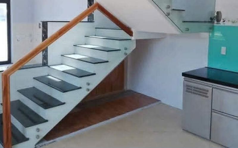 Cầu thang kính mẫu 4 THỢ GIỎI giá rẻ tại Đà Nẵng