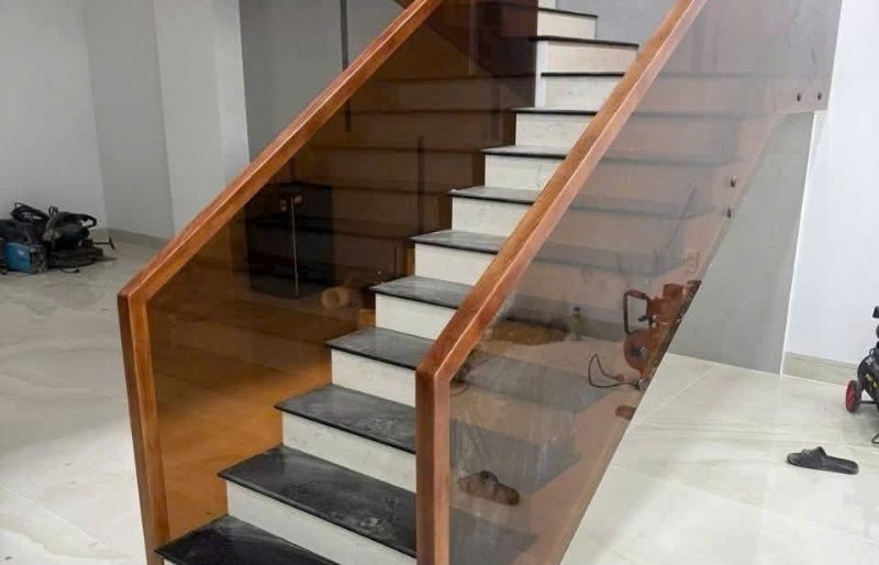 Cầu thang kính mẫu 4 THỢ GIỎI giá rẻ tại Đà Nẵng