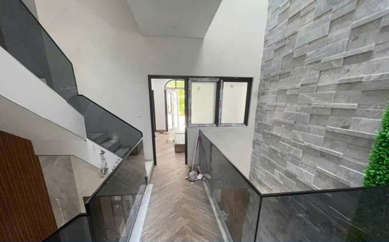 Cầu thang kính lắp đặt nhanh chóng có mặt trong 30P